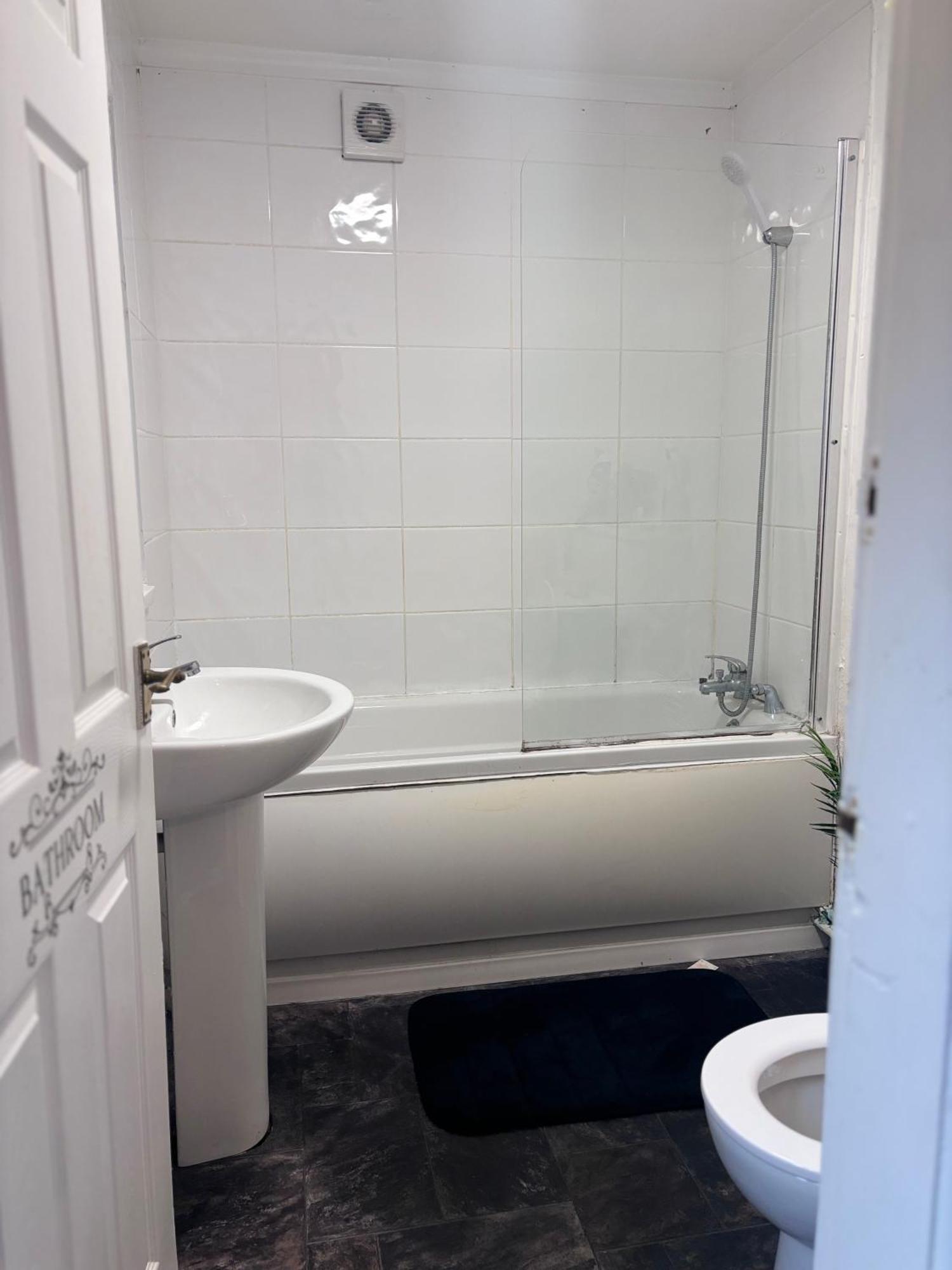Lovely Room Within 5 Mins Walk To Stoke Train Station With Double And Single Room Екстериор снимка