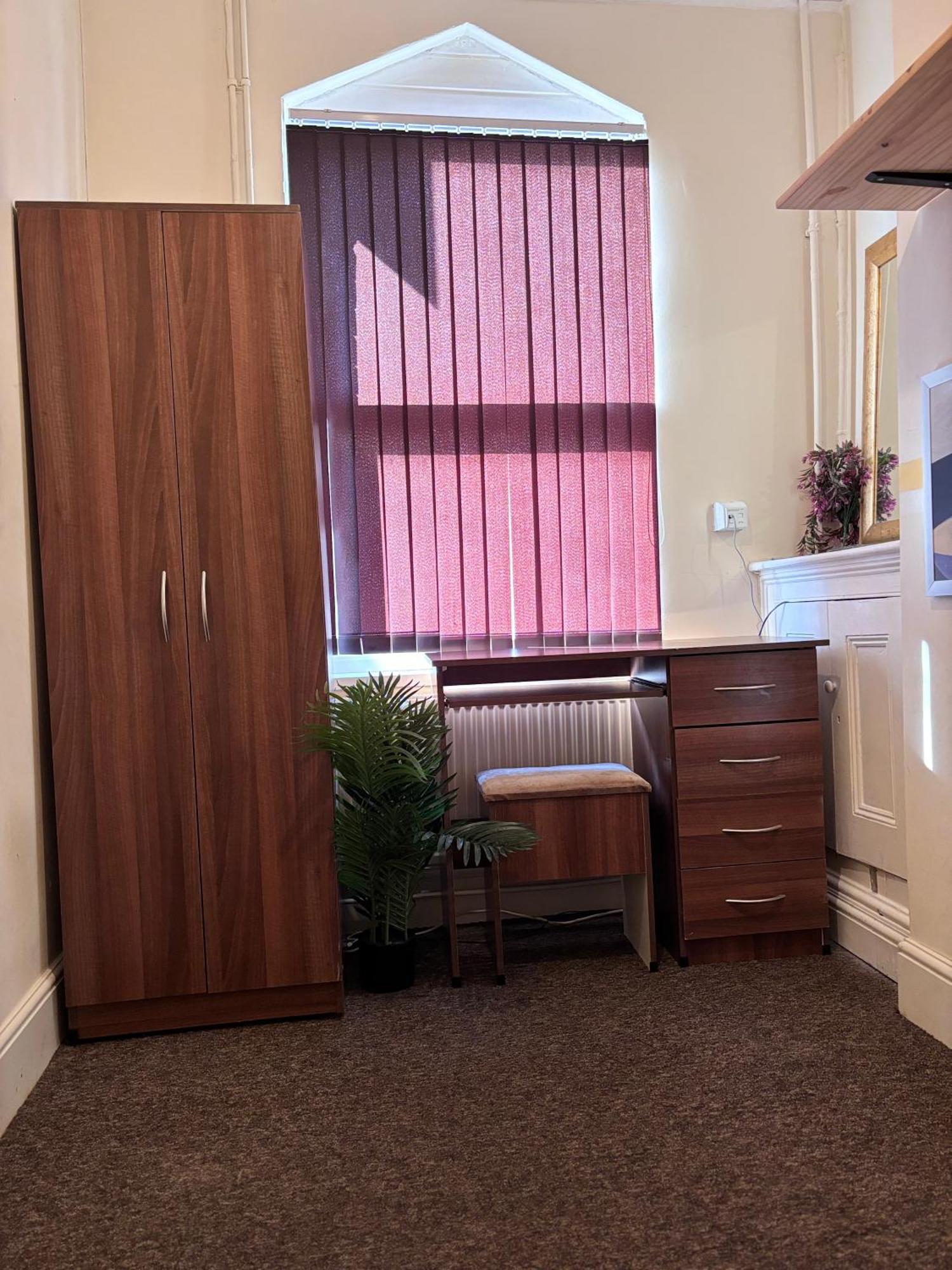 Lovely Room Within 5 Mins Walk To Stoke Train Station With Double And Single Room Екстериор снимка